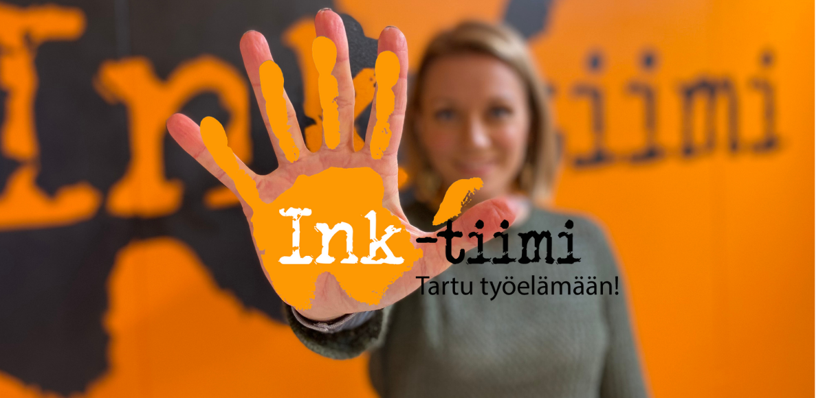 Tiimipäällikkö Sanna Huovila pitää kättä kuvan etualalla. Käden päälle kuvattu Ink-tiimin kämmenenmallinen logo.