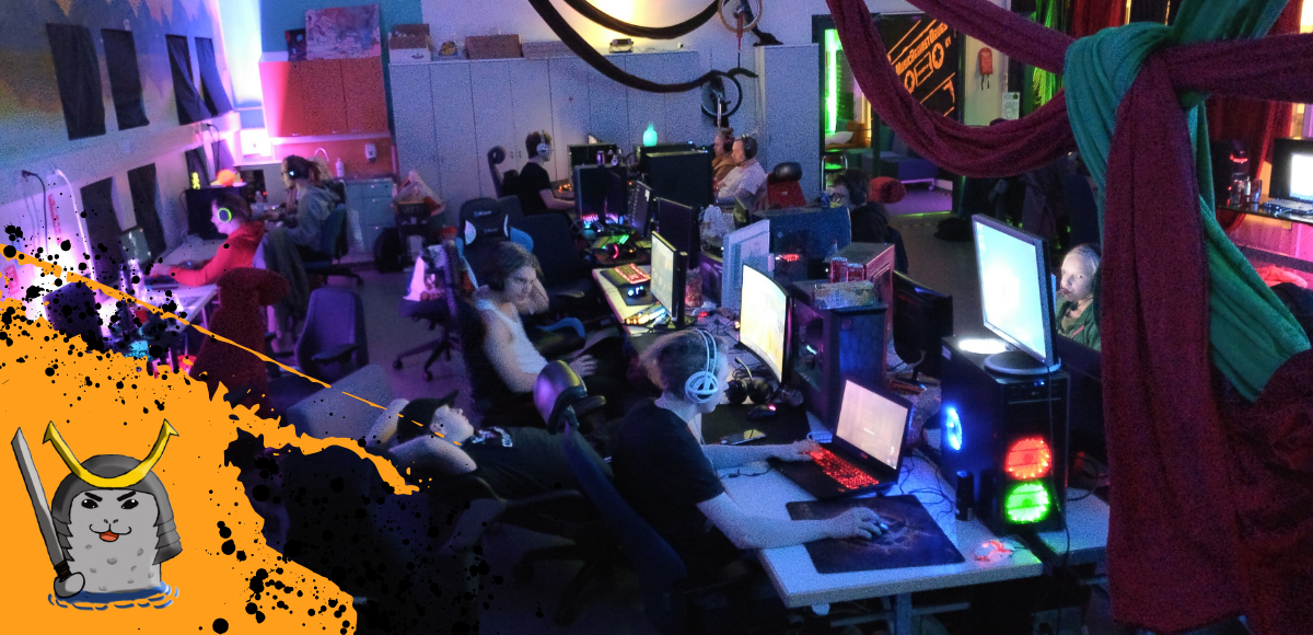 Ihmisiä pelaamassa neonvaloin valaistussa huoneessa. Isgee-toiminnan logo.